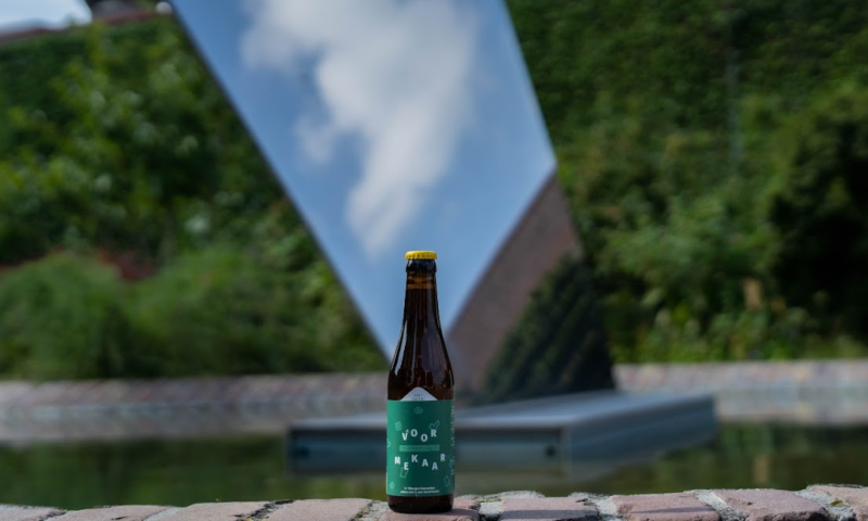 Bierflesje Tilburgse Ale buiten op een muurtje